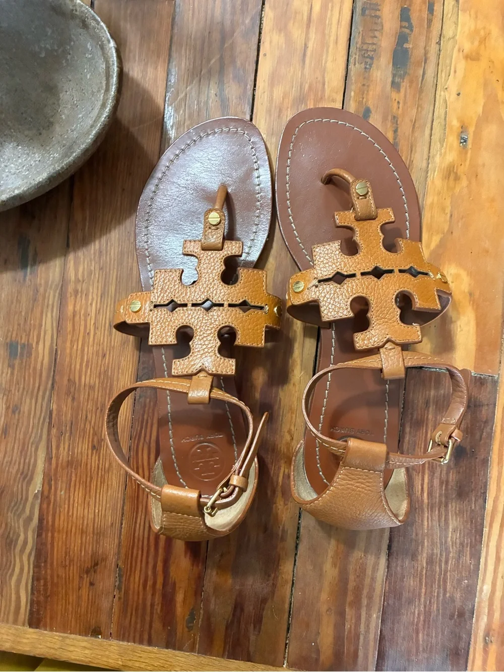 Tory Burch Tan Logo T-Strap Leather Sandals size 9.5
